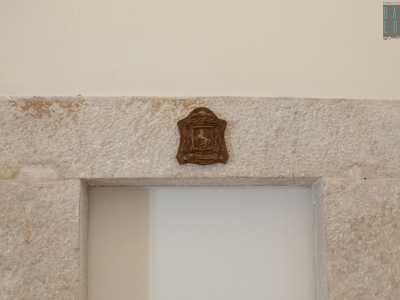 La cappella � infatti attiva: la messa domenicale viene celebrata da un sacerdote inviato dal capitolo della Cattedrale. Fissato sull�architrave di una porta laterale...